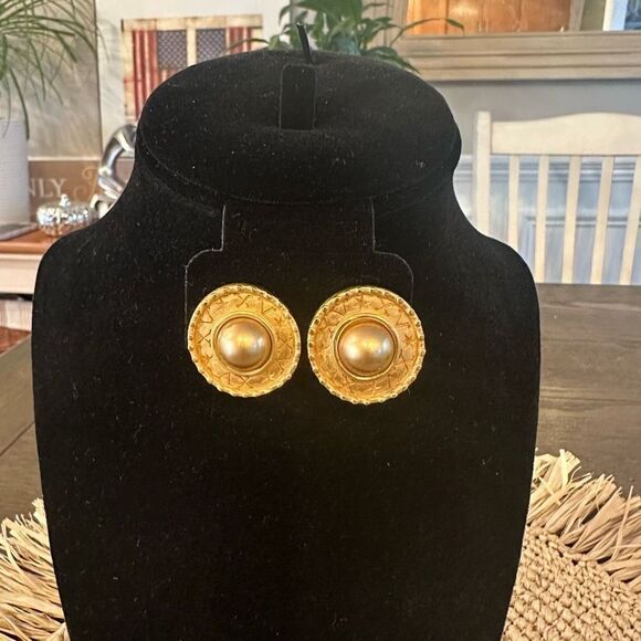 CAROLEE Vintage Chunky Gold Tone Faux Pearl Clip Earrings - Picture 2 of 6